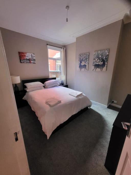 4 Bedroom House, 8 Min To City! Mánchester Exterior foto